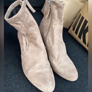 Steve Madden - grey/ taupe suede Emina ankle booties - size 8 women’s used